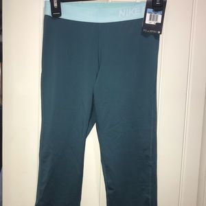 Nike Pro Women’s Crop Capri Leggings Size M